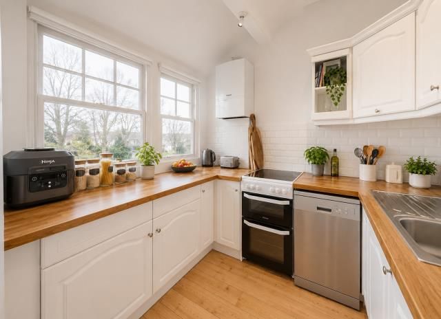 Property photo 2 of 7 Kitchen
