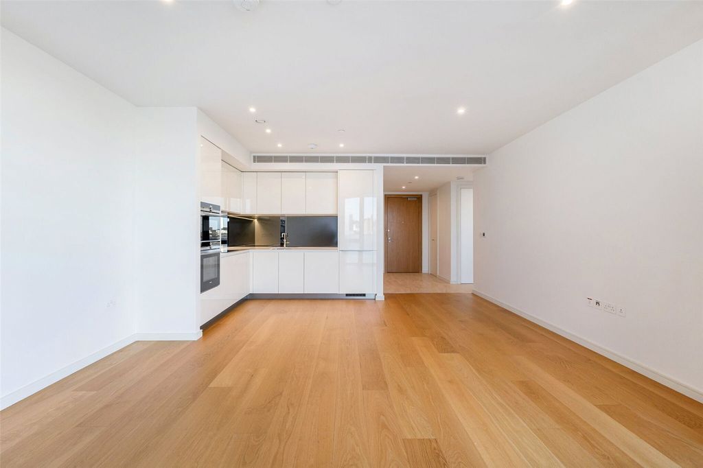 Property photo 3 of 33 Kitchen/Living