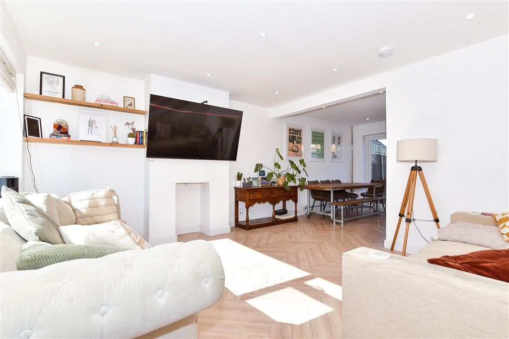 Property photo 3 of 10 Lounge