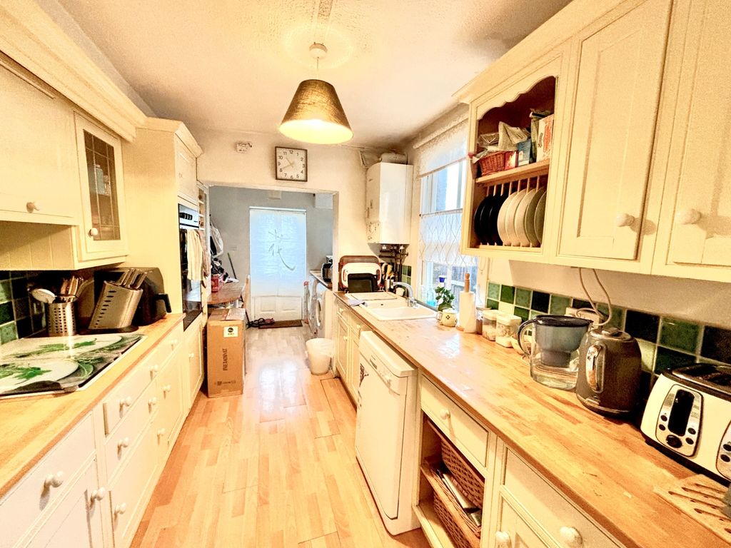 Property photo 3 of 10 Kitchen