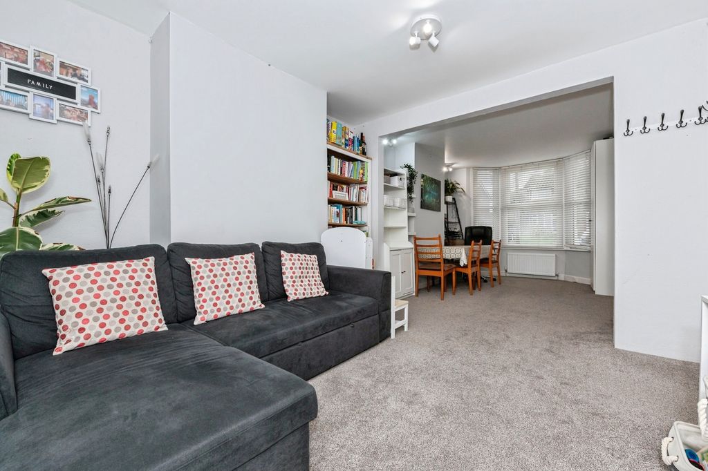 Property photo 3 of 19 Lounge