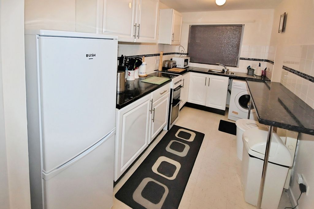 Property photo 3 of 6 Kitchen