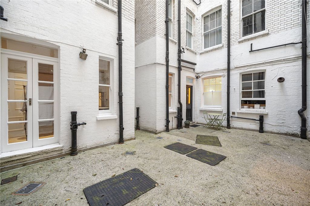 Property photo 3 of 8 Entrance