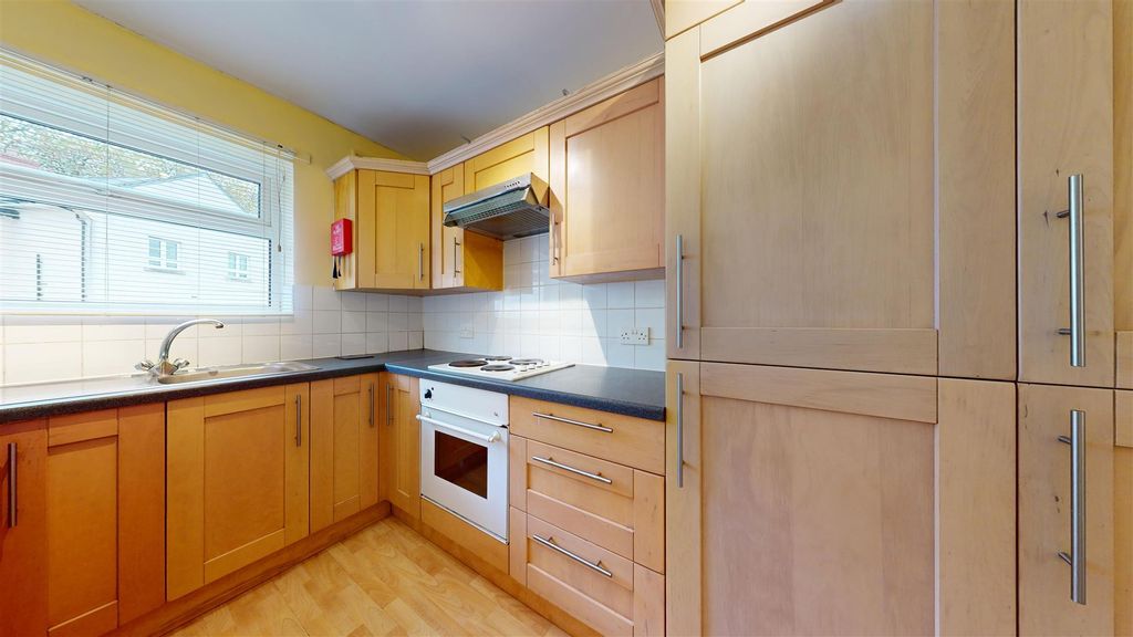 Property photo 3 of 8 Kitchen