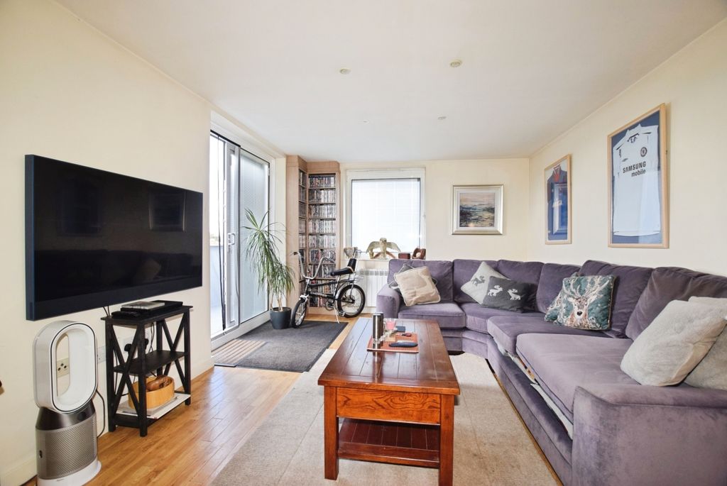 Additional image 2 of 2 bed flat to rentLower Tanbridge Way, Horsham RH12