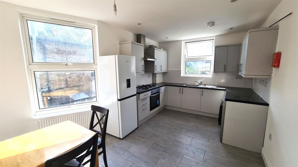 Property photo 2 of 20 Kitchen/Lounge