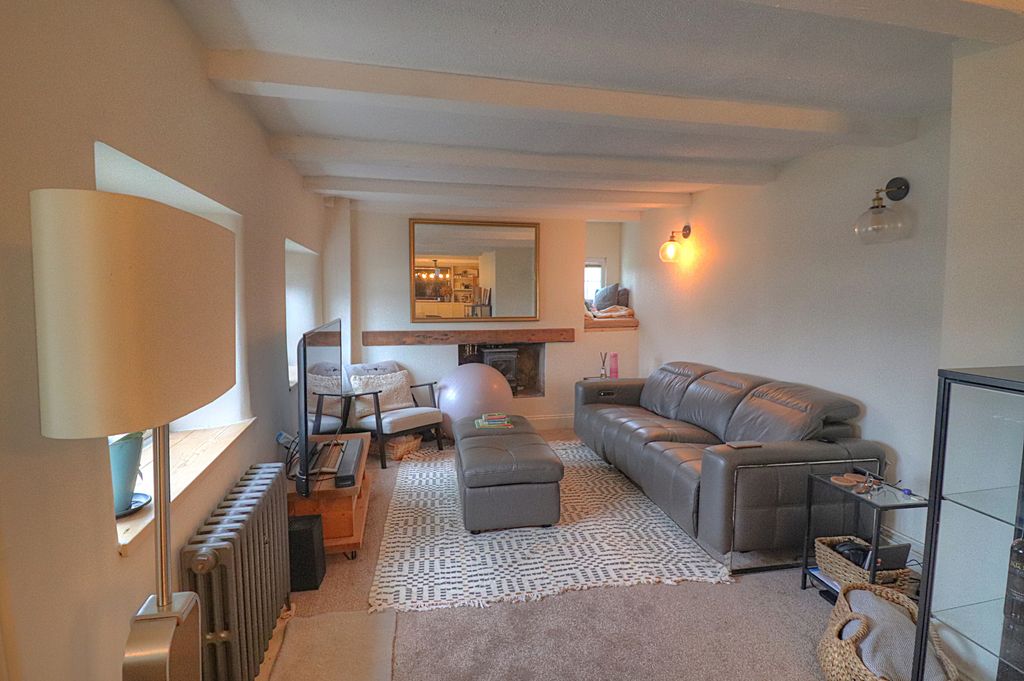 Property photo 3 of 17 Lounge 2