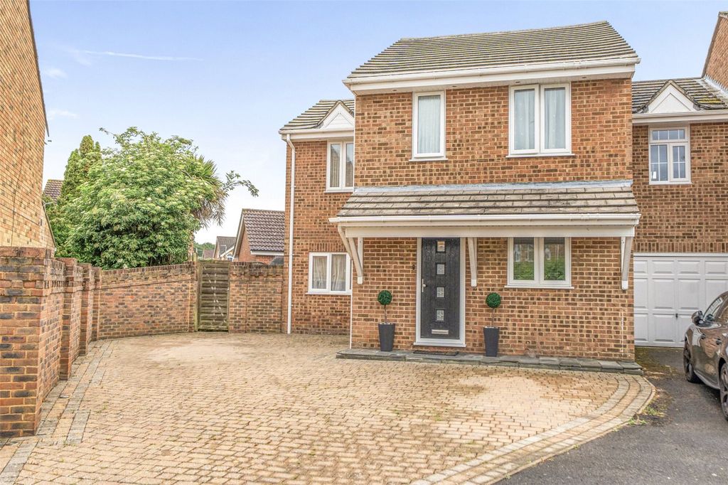 5 bed link detached house for saleEmbassy Close, Gillingham, Kent ME7