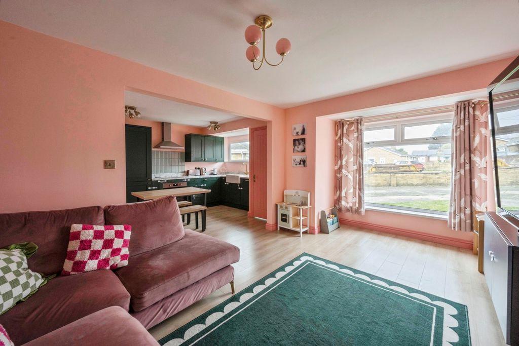 Property photo 3 of 12 Lounge