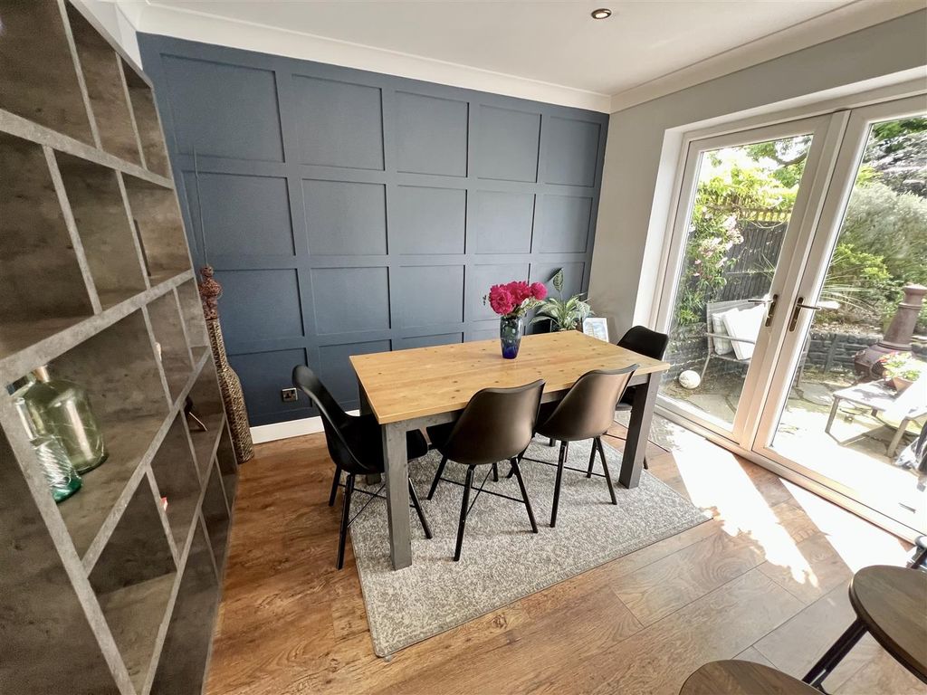Property photo 3 of 17 Dining Area
