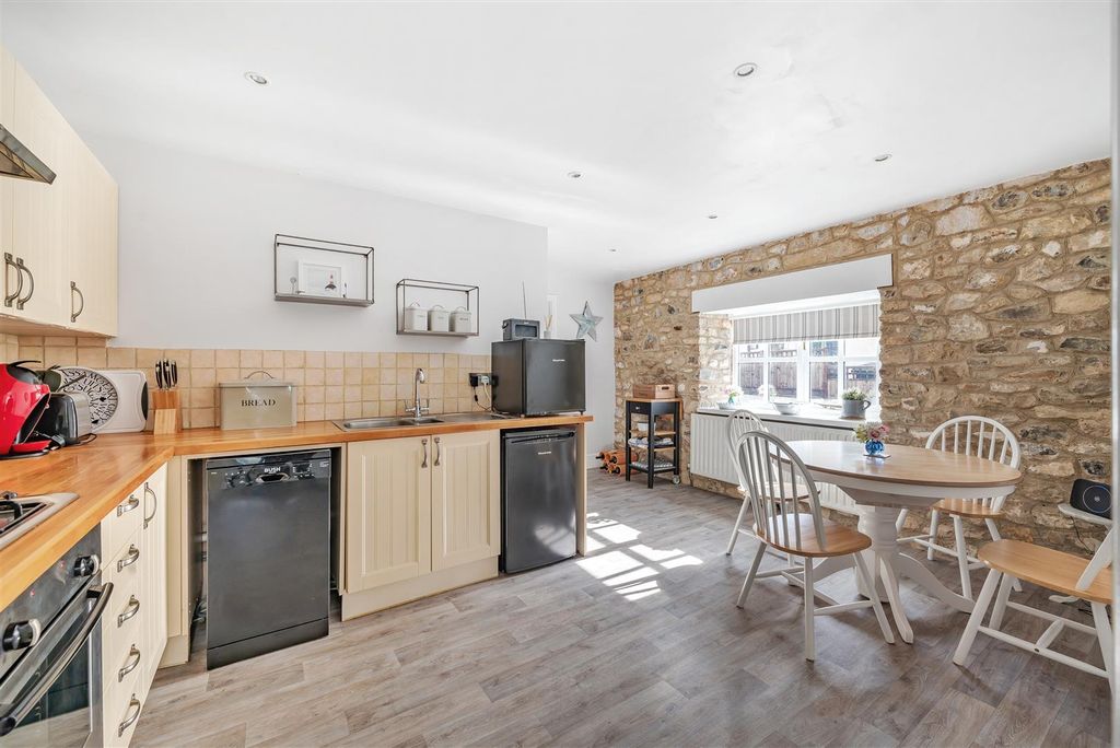 Property photo 3 of 25 Kitchen