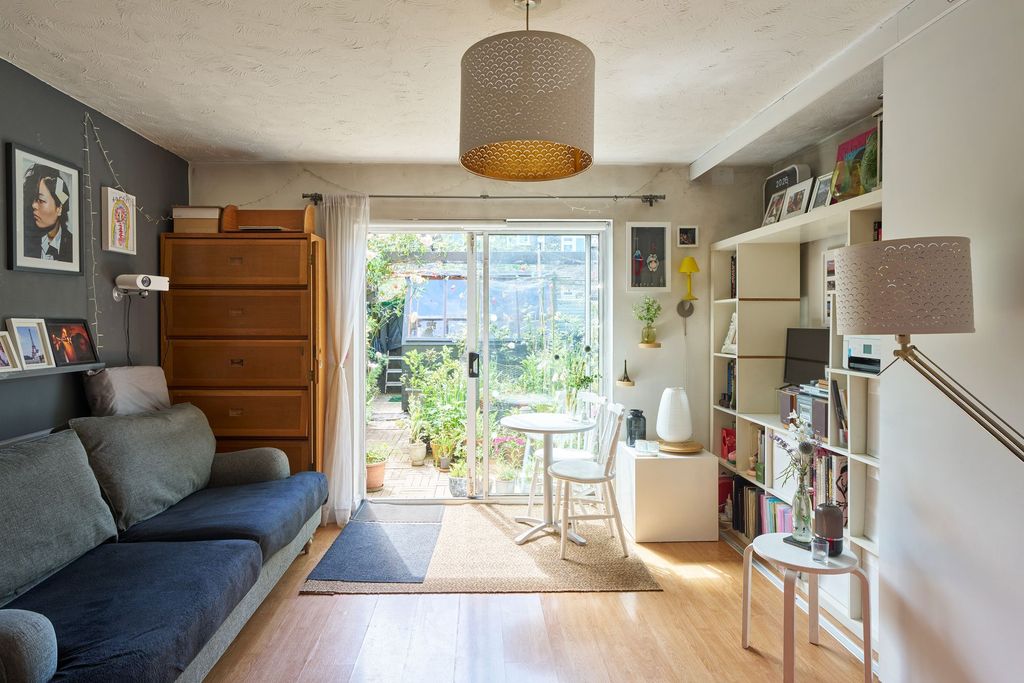 Property photo 2 of 13 Jackson Close E9