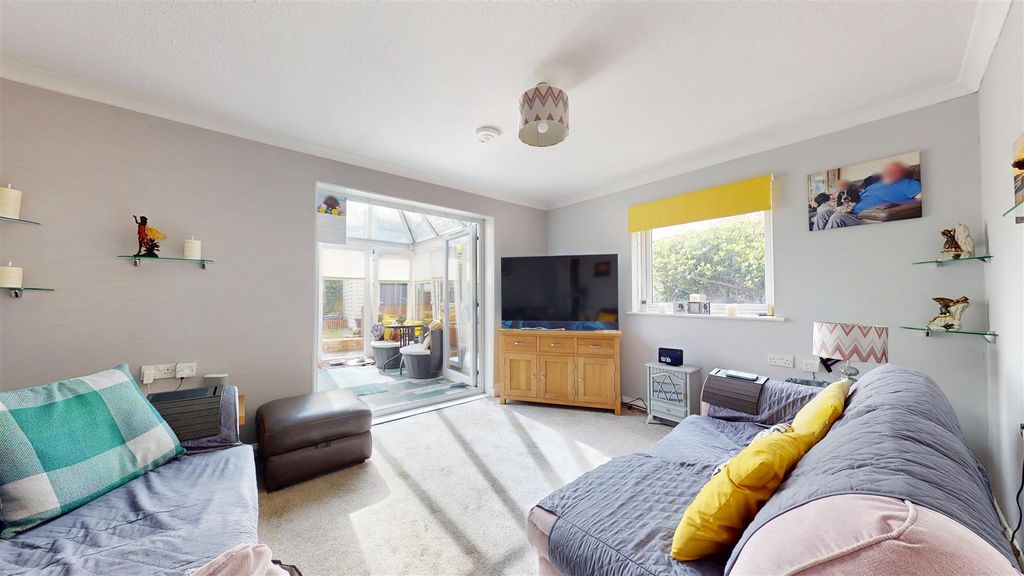 Property photo 2 of 11 Living Room