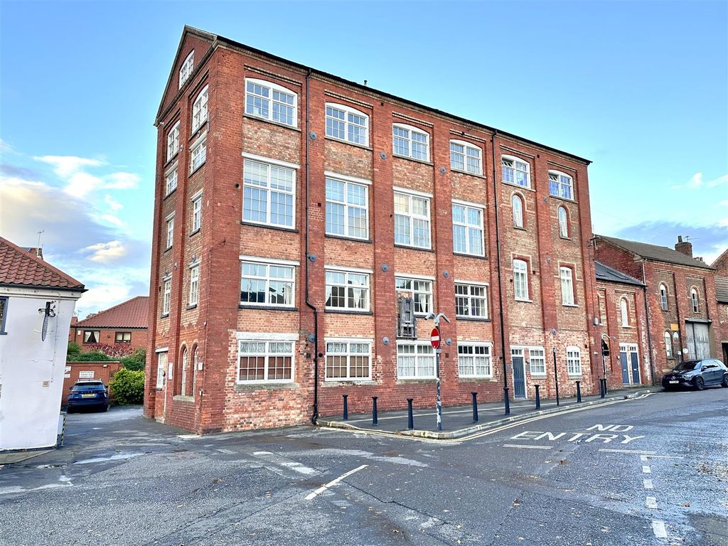 Property photo 1 of 12 Front Aspect 433