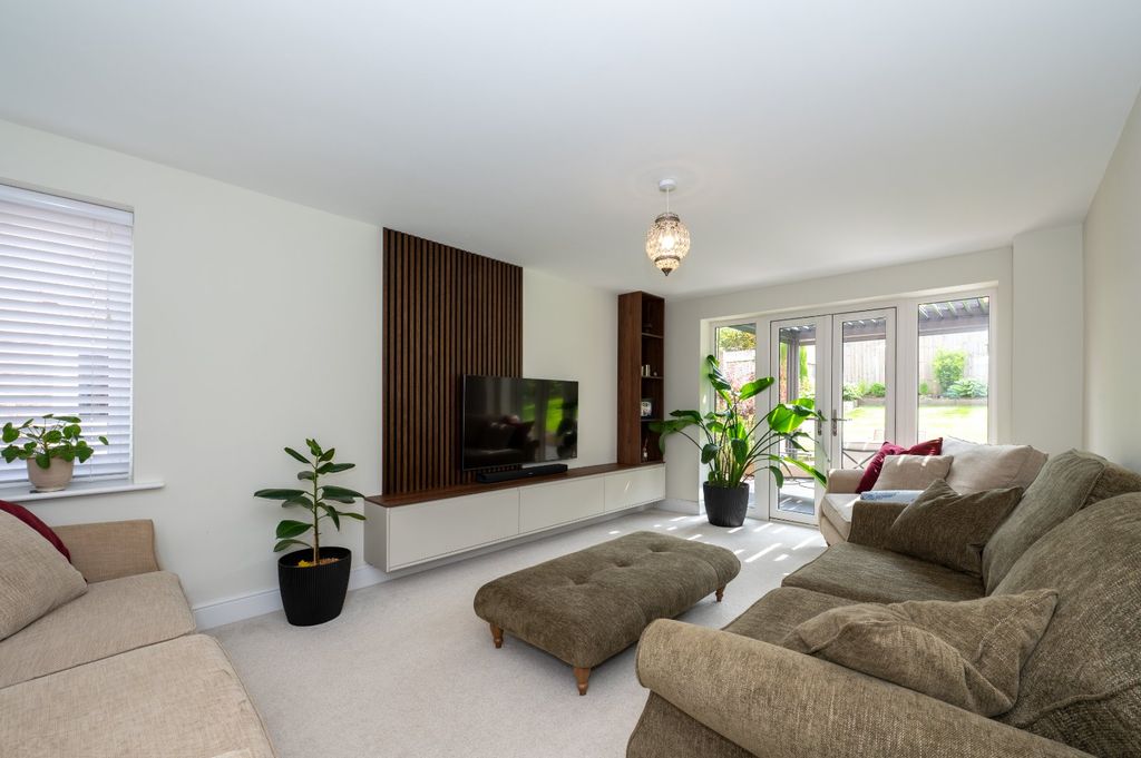 Property photo 2 of 18 Lounge