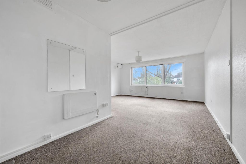 Property photo 2 of 18 Lounge/Bedroom