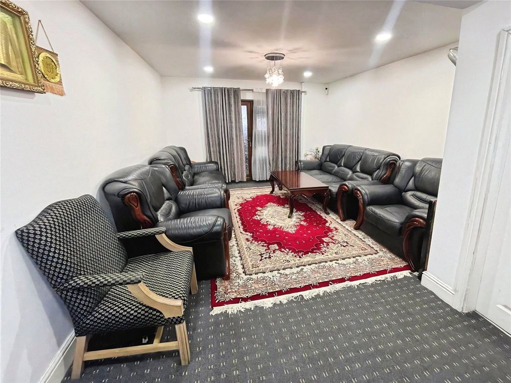 Property photo 3 of 13 Lounge