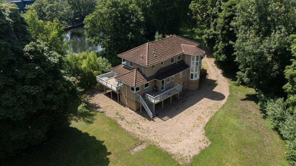 Property photo 1 of 28 Holm Island, Kotan Drive, Wrasysbury, Staines-Upon-Thames, Tw18 4Tu