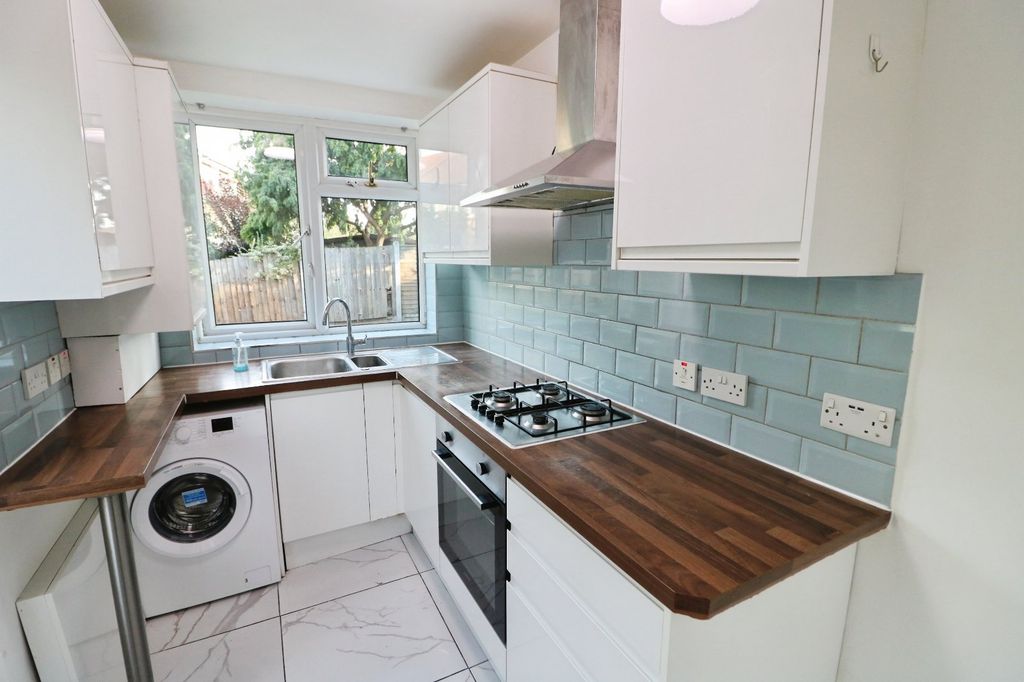 Property photo 3 of 7 Kitchen