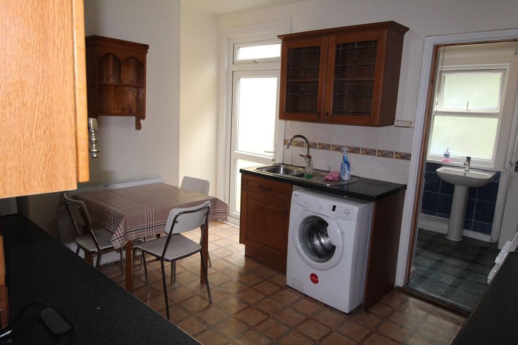 Property photo 1 of 7 2 Bed Terraced House To Rent Chadwin Road, London E13 8Nf
