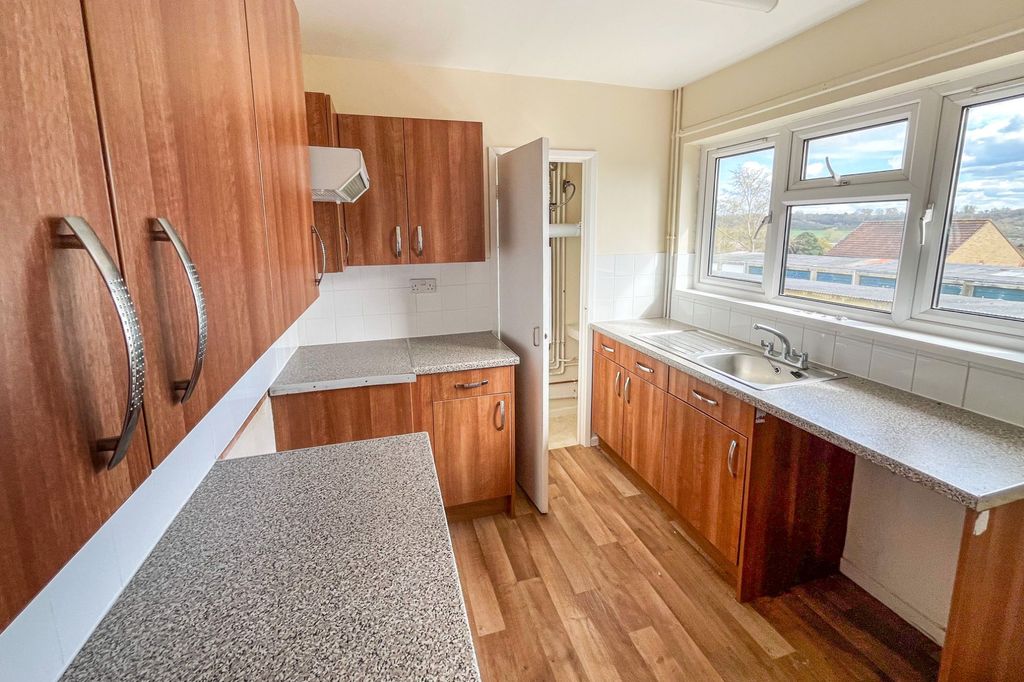 Property photo 3 of 15 12 Meadow Road, Yeovil, Somerset, BA21 5Pa