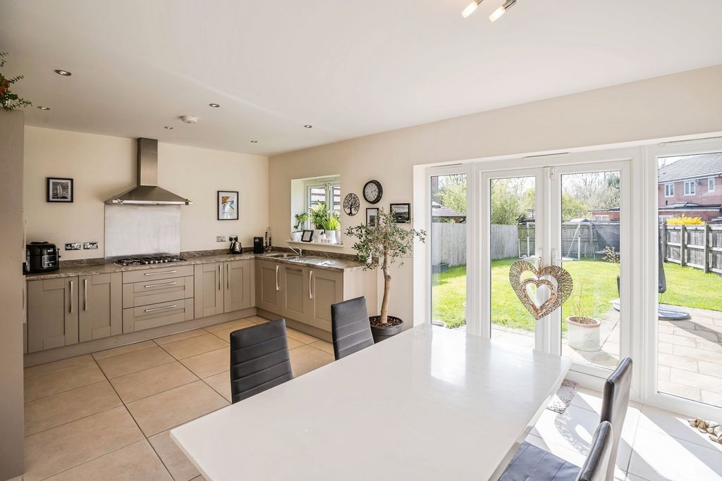 Property photo 2 of 26 Kitchen/Dining Room