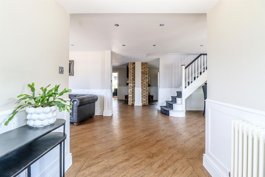 Property photo 3 of 49 Entrance Hall