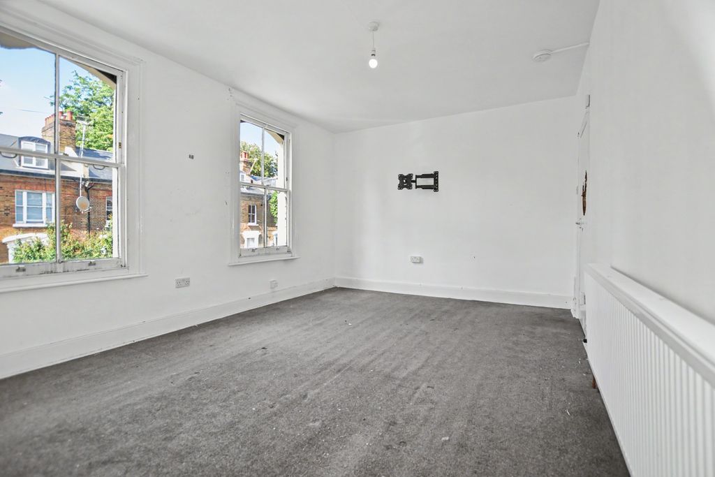 Property photo 2 of 9 12B Cressingham Road, Lewisham, London, Se13 5Ag