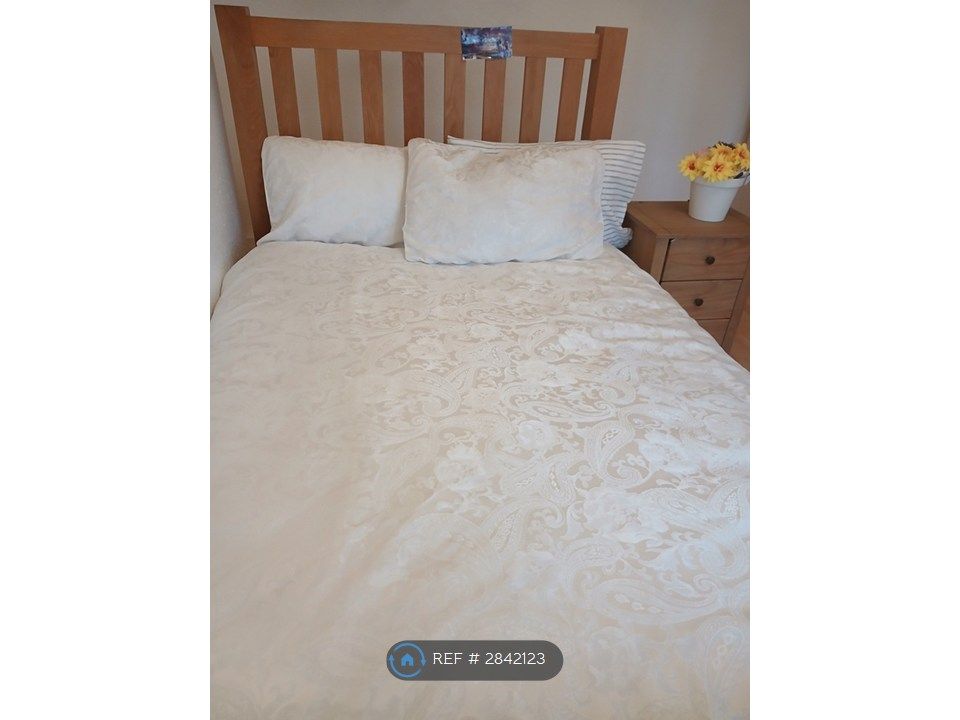 Property photo 3 of 13 Bed Picture In Room