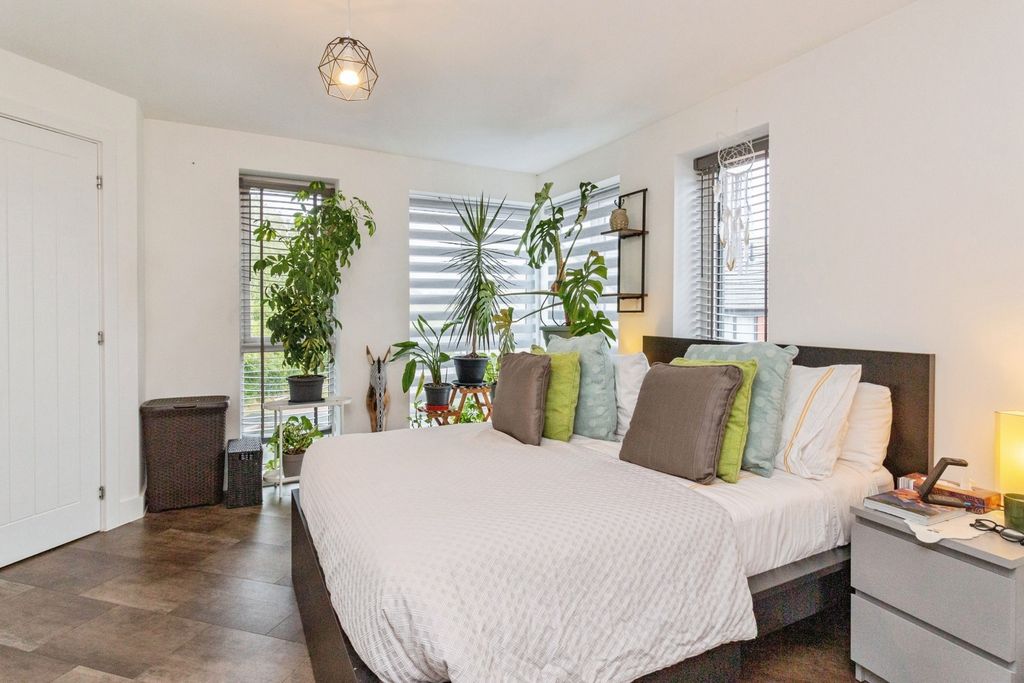 Property photo 3 of 17 Bedroom 1