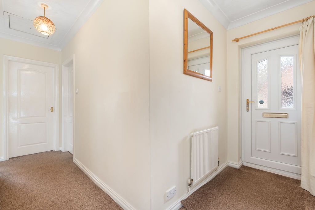 Property photo 3 of 20 6 Hawthorn Close