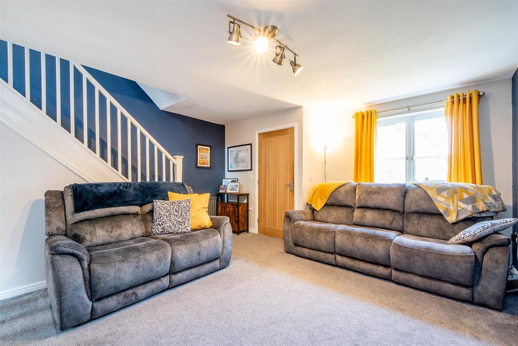 Property photo 3 of 16 Lounge