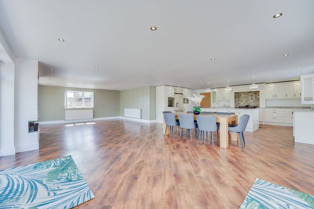 Property photo 3 of 59