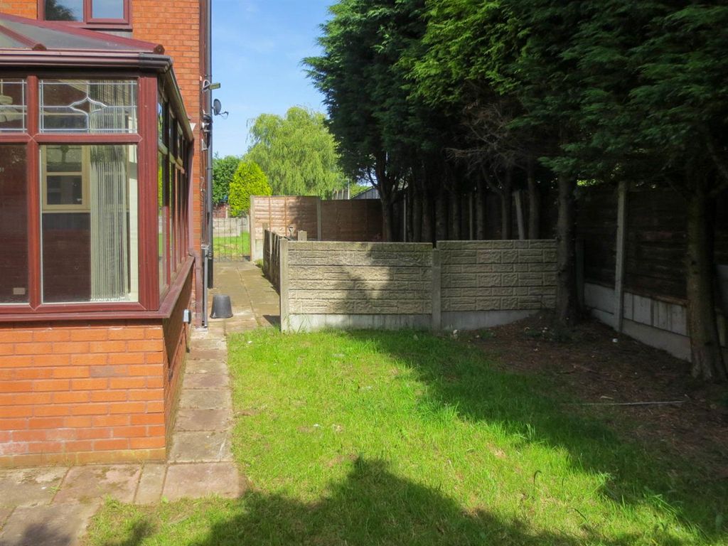 Property photo 3 of 14 Side Garden