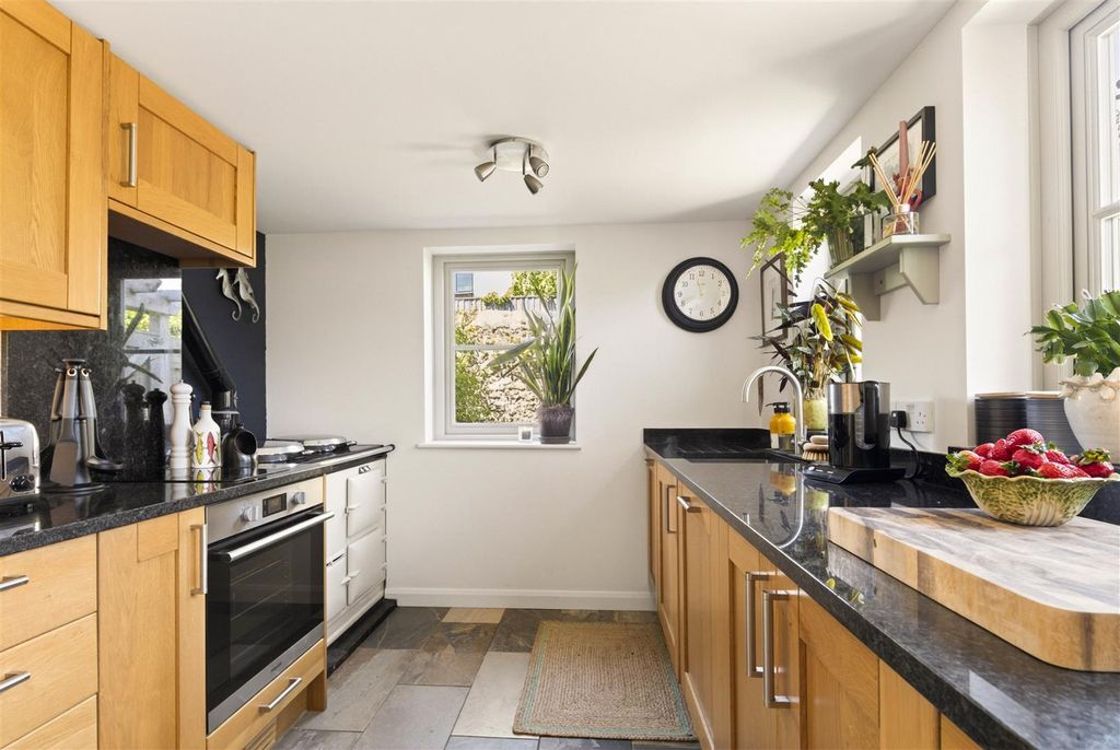 Property photo 3 of 25 Kitchen