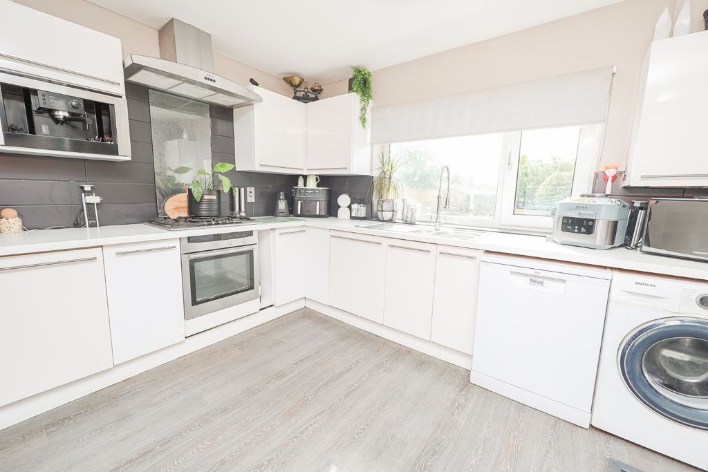 Property photo 2 of 20 4268021