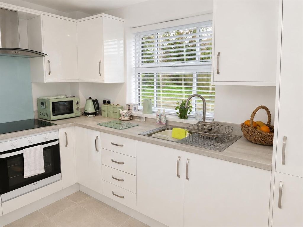 Property photo 3 of 6 67 Kingsland Kitchen.Png