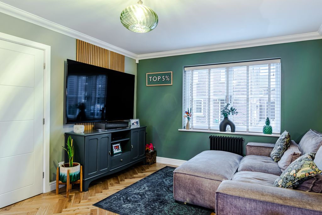 Property photo 3 of 20 Living2