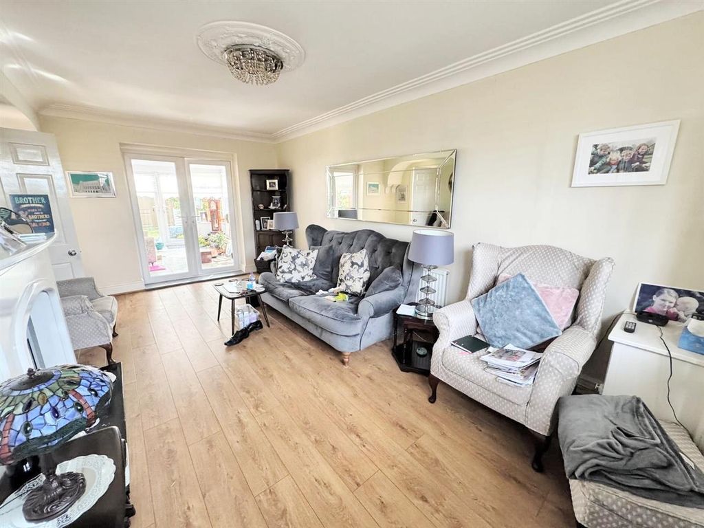 Property photo 2 of 15 Lounge