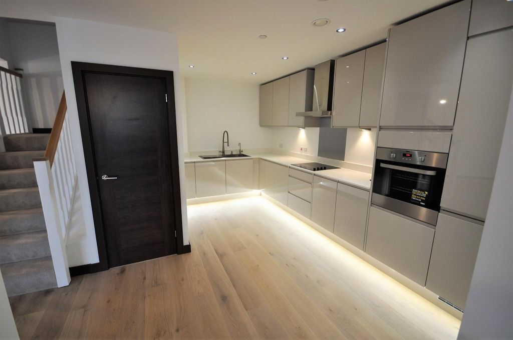 Property photo 2 of 14 Fitted Kitchen