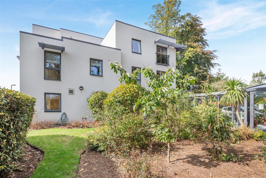 Property photo 3 of 31 8663414-Exterior04.Jpg