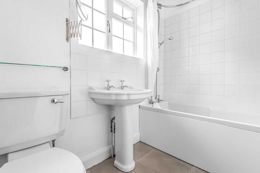 Property photo 3 of 11 Bathroom