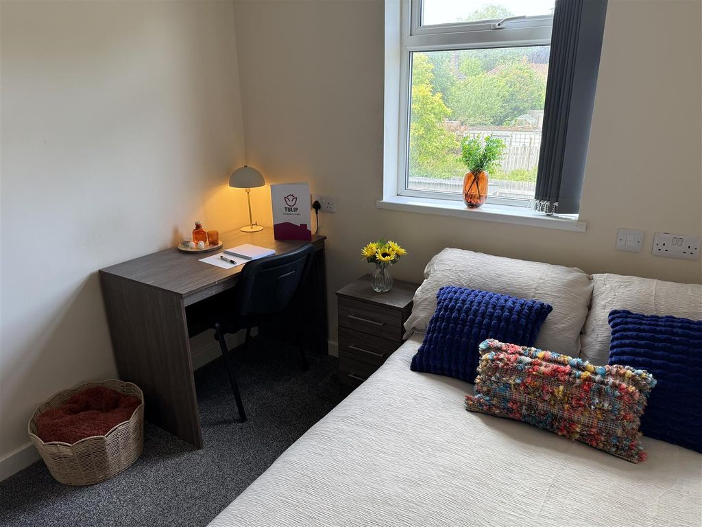 Property photo 3 of 10 Bed 2.2.Jpg