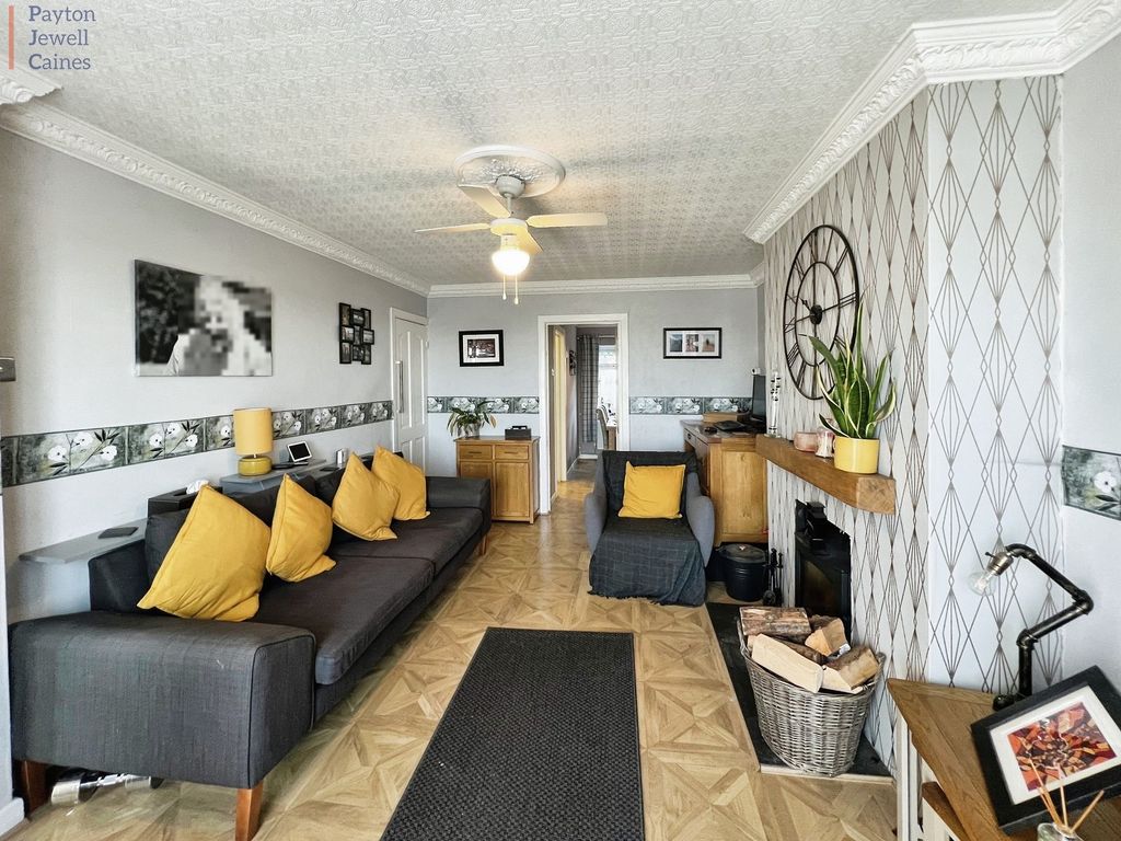 Property photo 3 of 21 Lounge