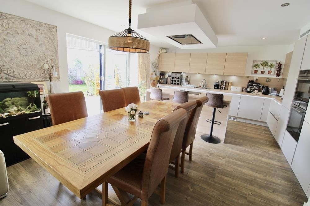Property photo 3 of 18 Dining Kitchen Photograph 2