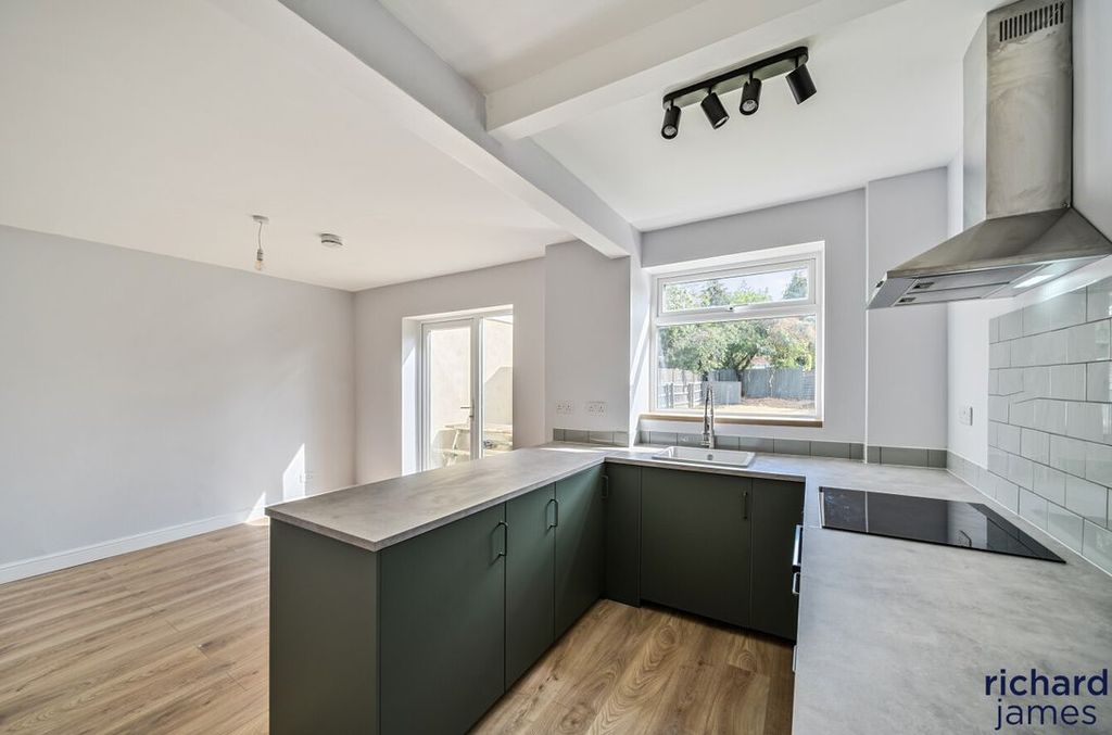 Property photo 2 of 20 65E560217d35418489F841F5327Faf7c