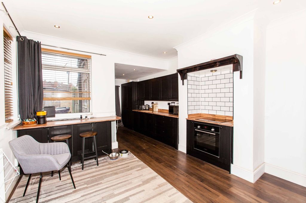 Property photo 2 of 31