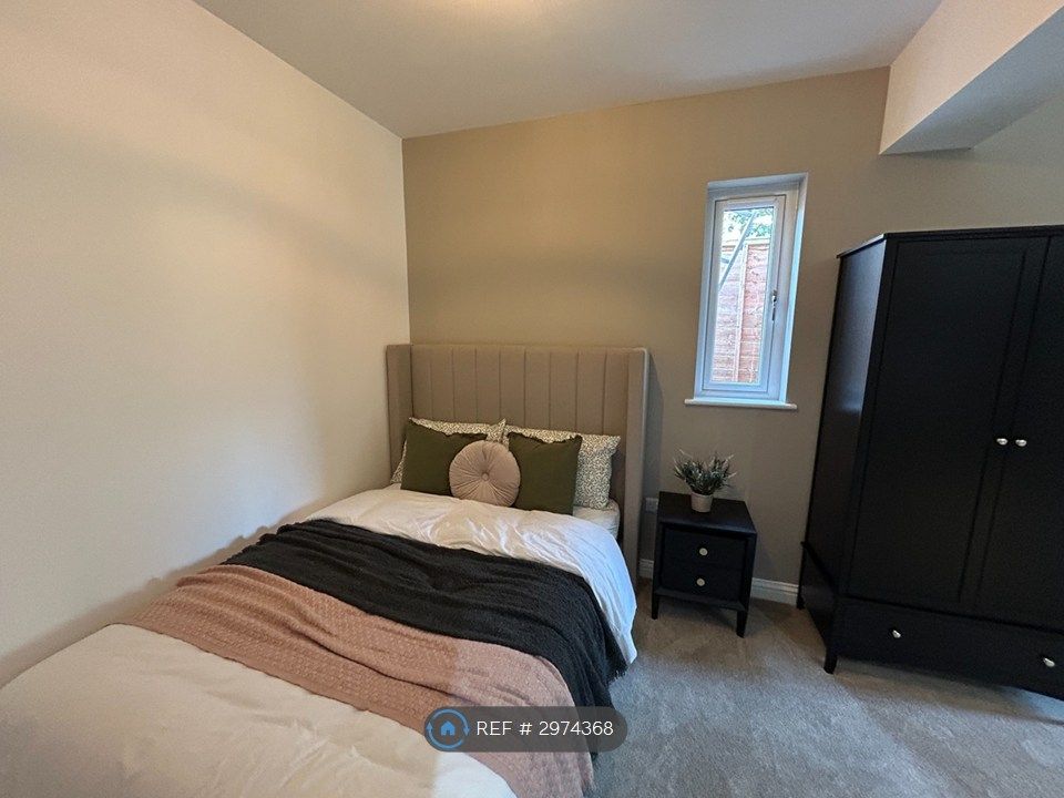 Property photo 2 of 9 Example Studio