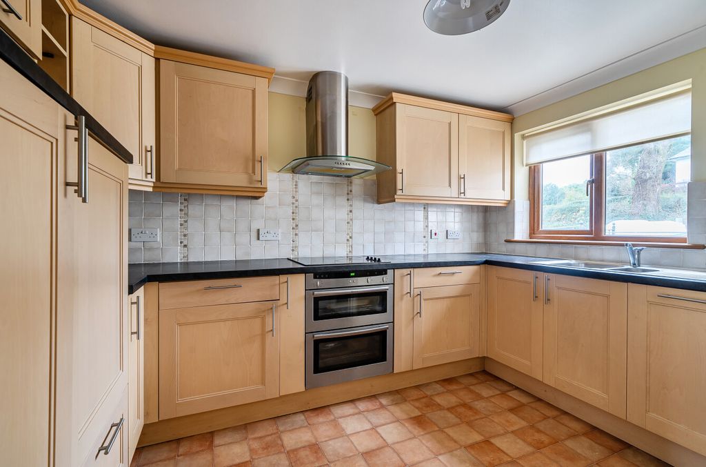 Property photo 2 of 11 1389101-3-6942955...