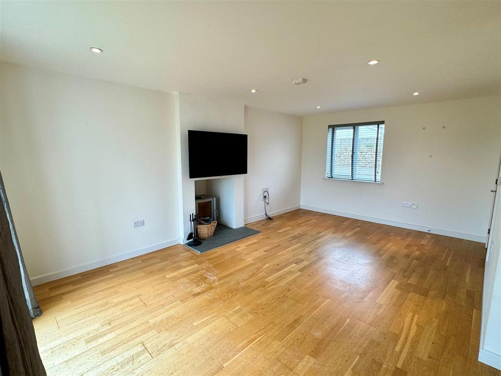 Property photo 2 of 12 10 Tara Vale Lounge